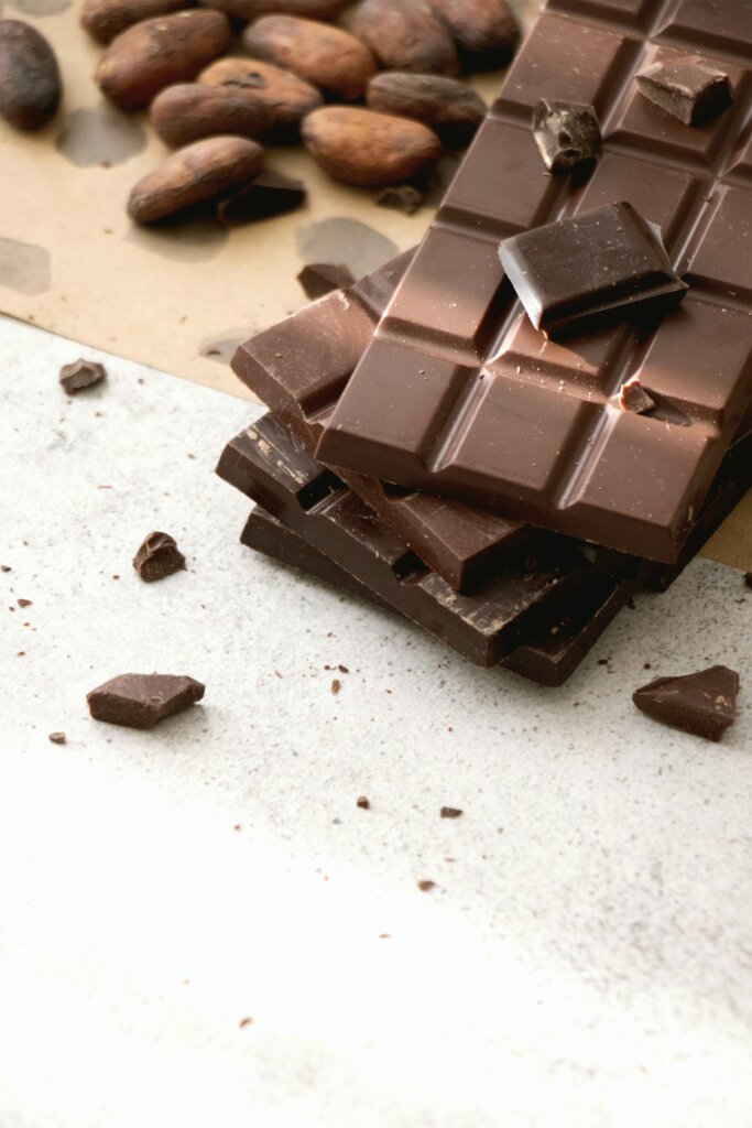 O chocolate, esse doce encantado, nasce da amêndoa fermentada e torrada do cacau, e em sua simplicidade esconde uma história grandiosa.