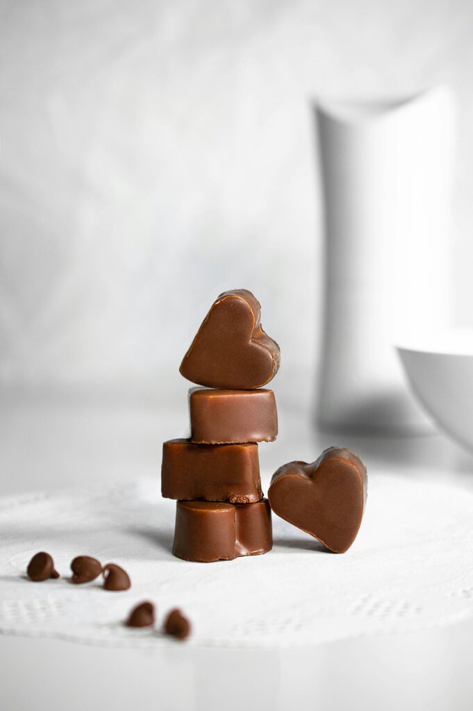 O chocolate, esse doce encantado, nasce da amêndoa fermentada e torrada do cacau, e em sua simplicidade esconde uma história grandiosa.