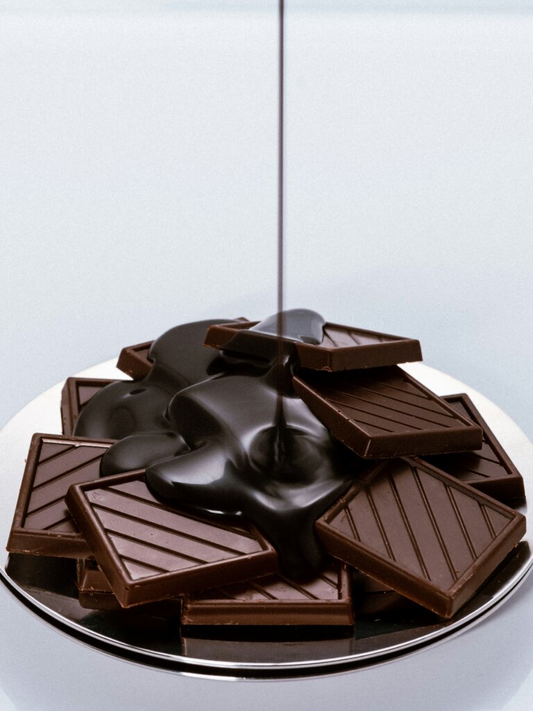 O chocolate, esse doce encantado, nasce da amêndoa fermentada e torrada do cacau, e em sua simplicidade esconde uma história grandiosa.