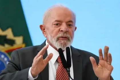 Lula sofre Acidente no Alvorada, mas não para