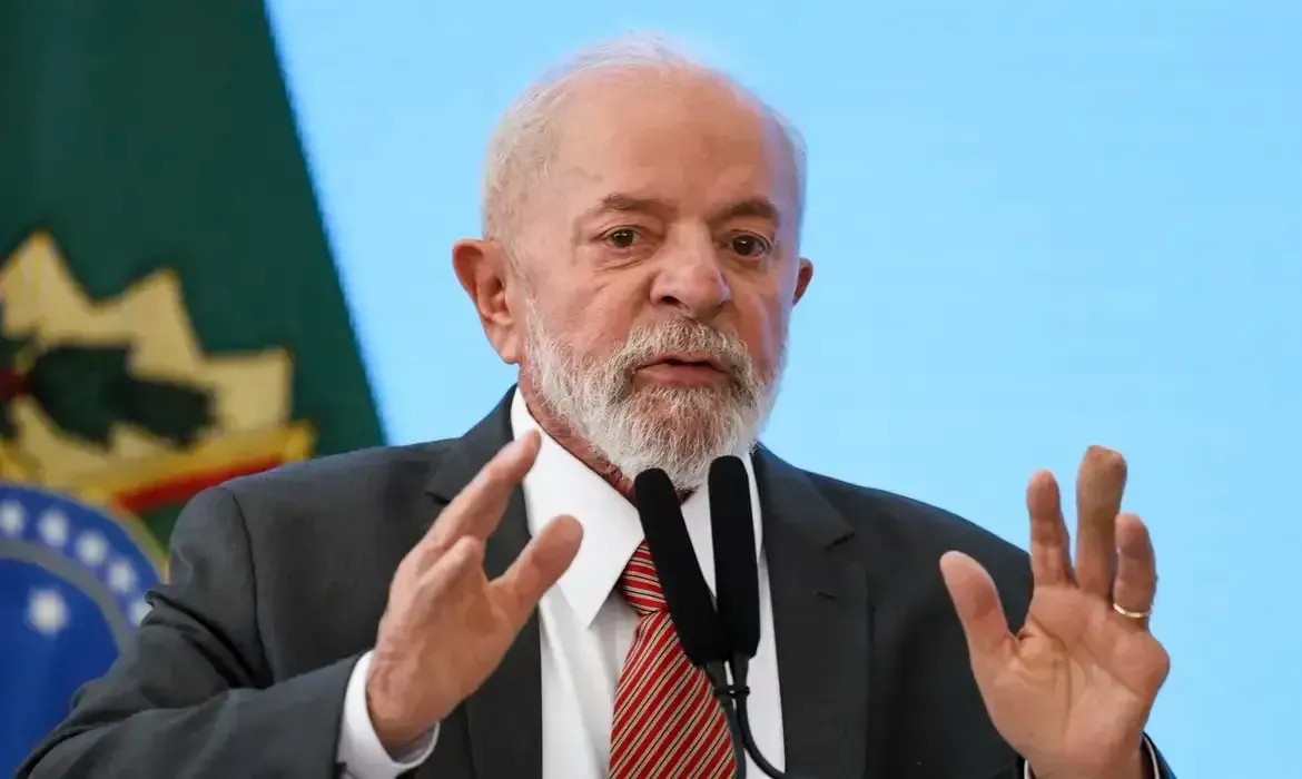 Lula sofre Acidente no Alvorada, mas não para