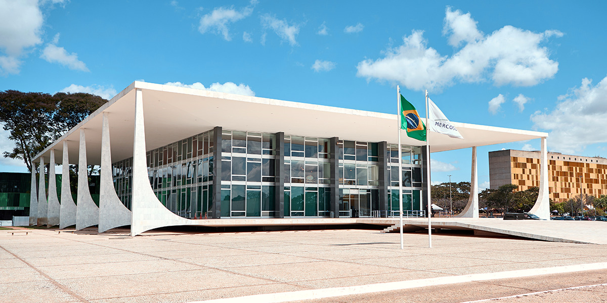 Suspensão da regra que igualava a aposentadoria de policias civis entre homens e mulheres.