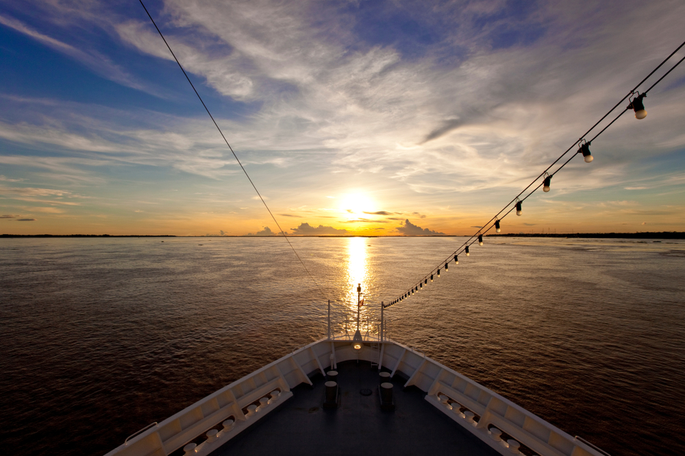 por do sol sobre a pra do barco