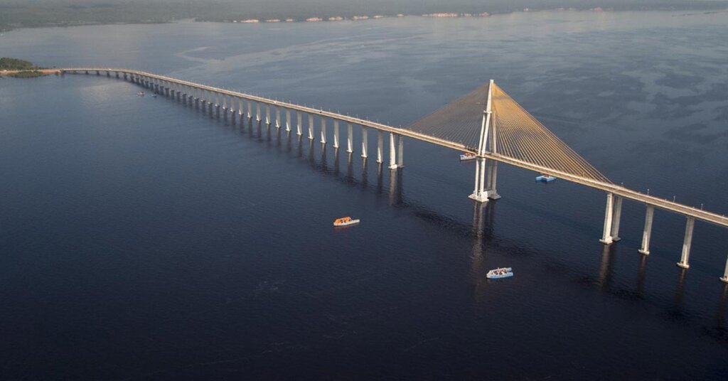 ponte sobre o rio