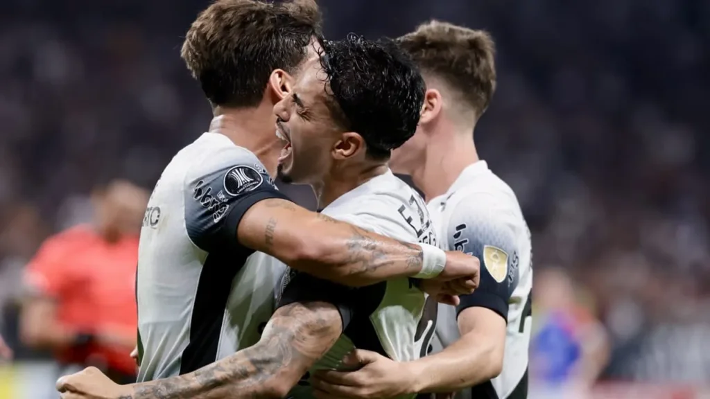 jogadores de futebol comemorando