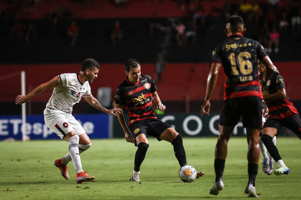 jogador dominando a bola, Sport Recife goleia