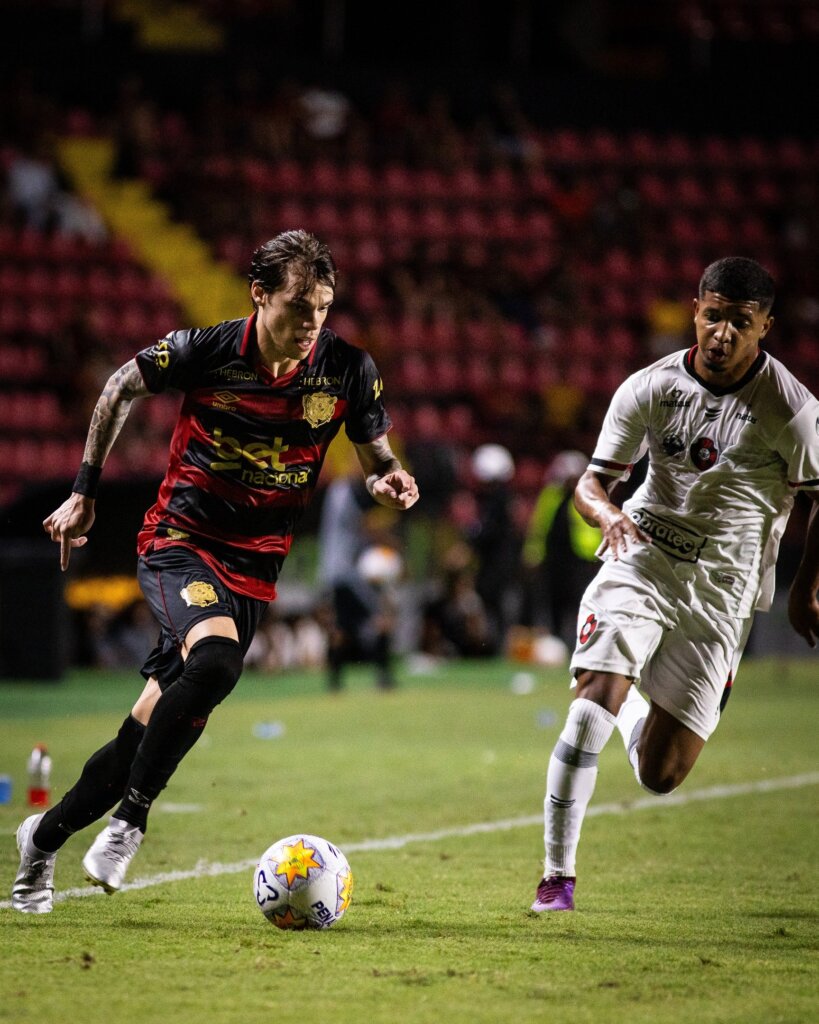 dois jogadores disputando a posse de bola
