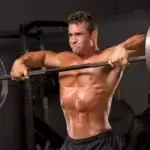 homem treinando ombros