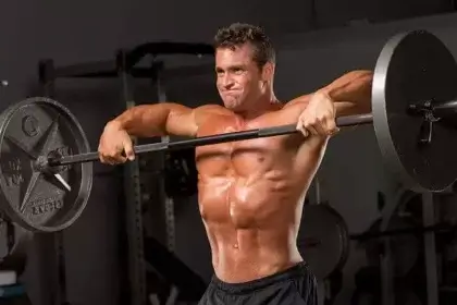 homem treinando ombros