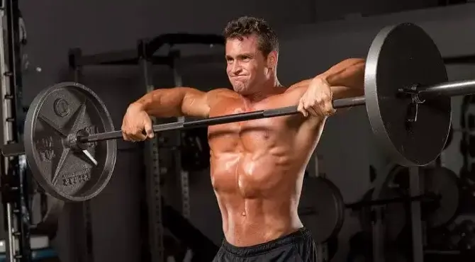 homem treinando ombros