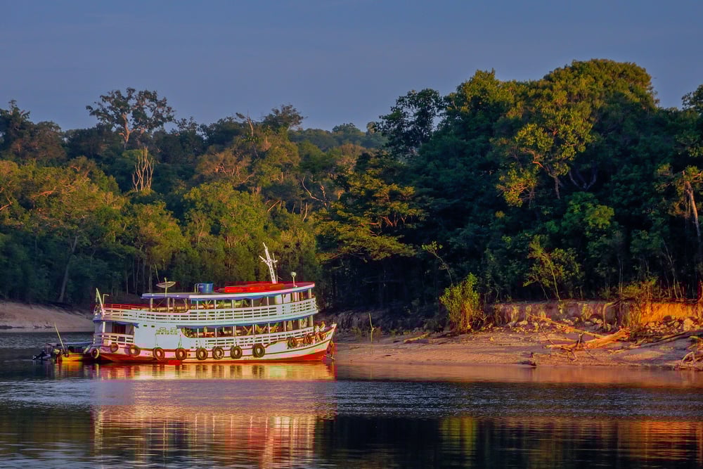 barco sobre o rio de Manaus