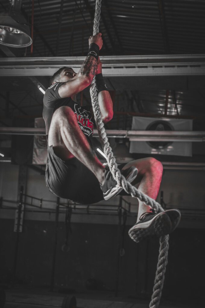 homem subindo na corda,Diferença entre Exercícios Físicos e Atividades Físicas