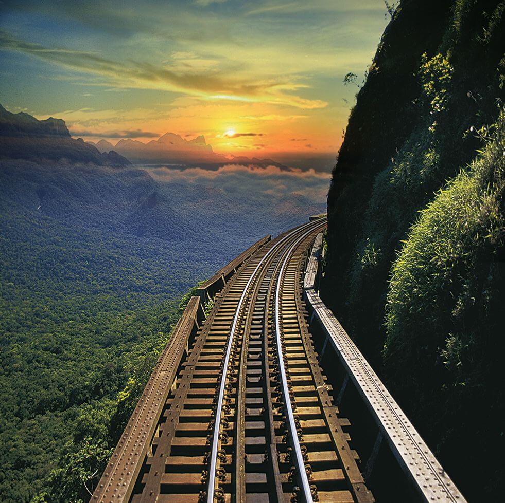 por do sol sobre o trilho do trem na serra do mar