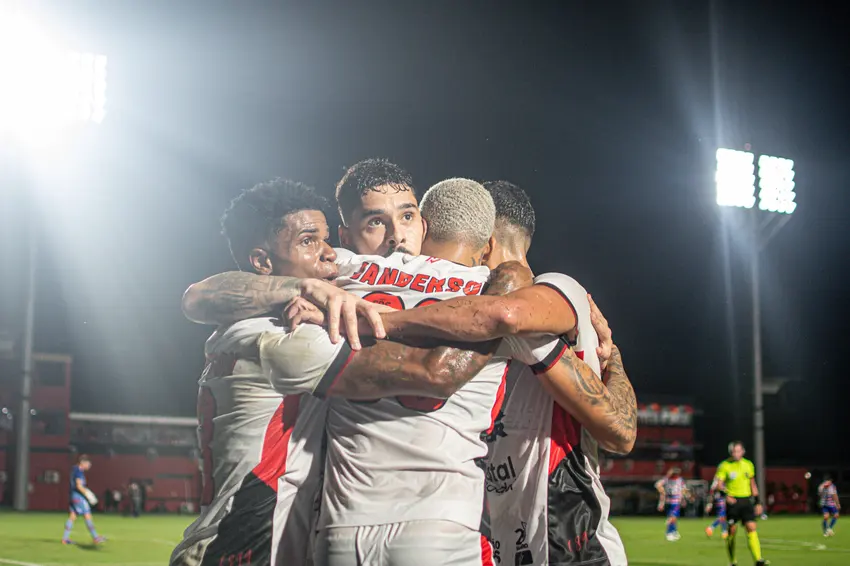 O Vitória vence o Fortaleza por 2 a 1
