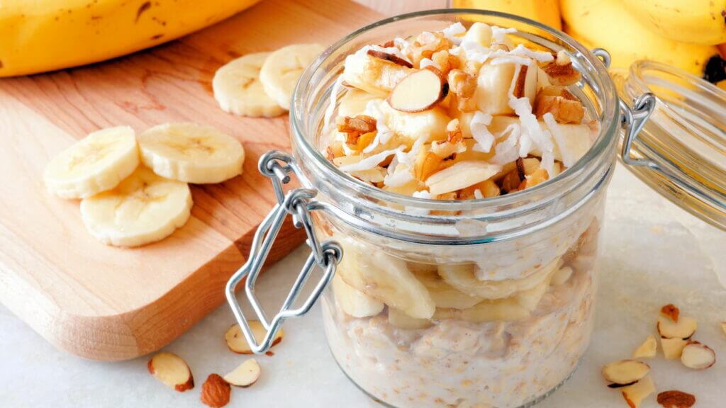 Descubra o poder do Overnight Oats com Banana e Sementes de Chia