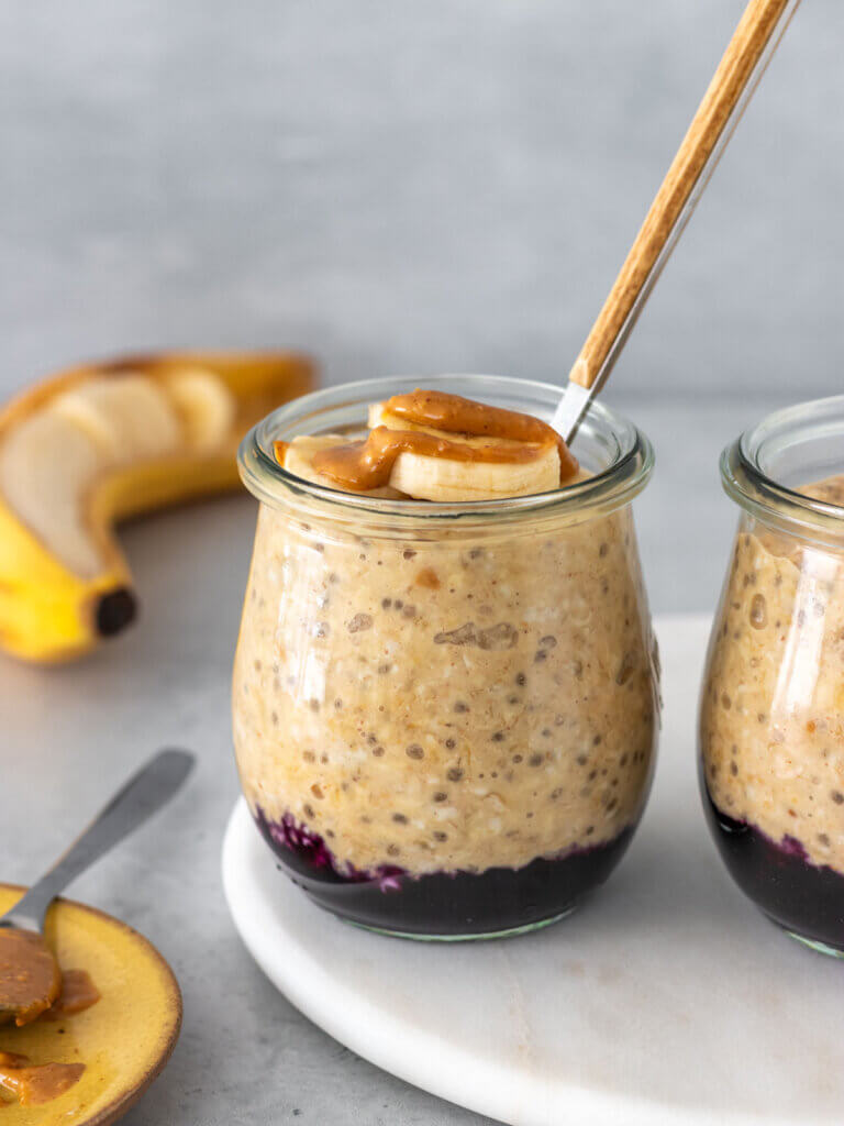 Overnight Oats com Banana e Sementes de Chia: Potência de Triptofano e Ômega-3