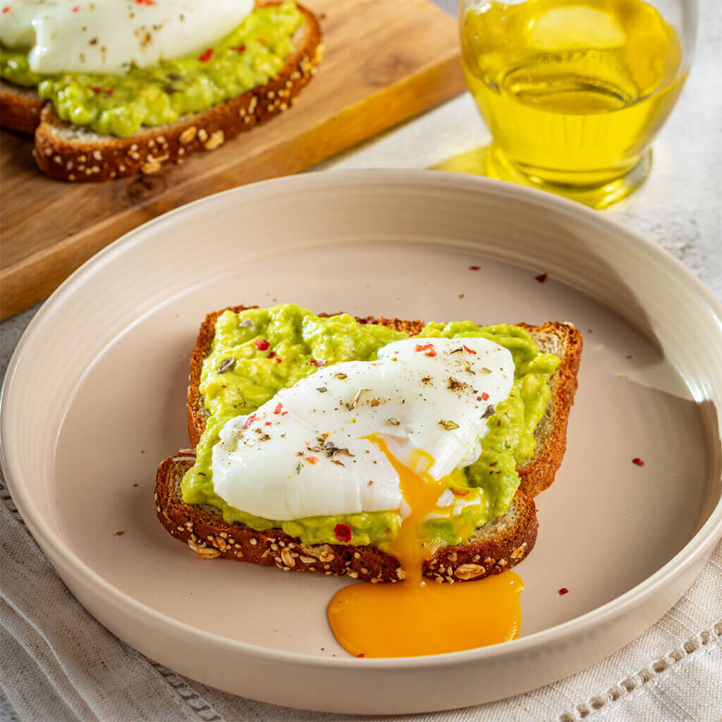 Tostada de Abacate e Ovo Escalfado. Pequenos-almoços Energéticos e Proteicos